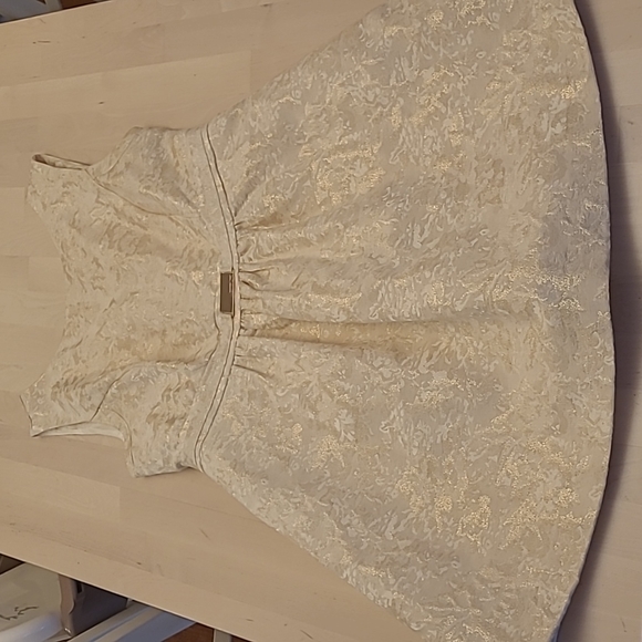 Jennifer Lopez Dresses & Skirts - EUC Jennifer Lopez Broquet Gold Floral Mini Dress with Pockets